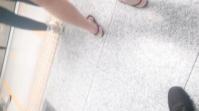 站台黑裙白丁内